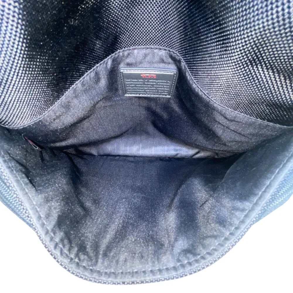 Tumi Mens Black Nylon Adjustable Strap With Zippered Pockets Messenger Bag
